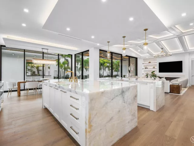 5-bedroom home for sale in Boca Raton - 201 NE 4th Avenue - MondialRealty