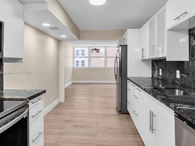 Apartment for sale  Unit #1004 - photo 6084700