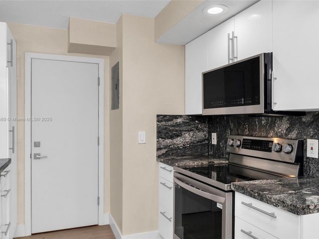 Apartment for sale  Unit #1004 - photo 6084701