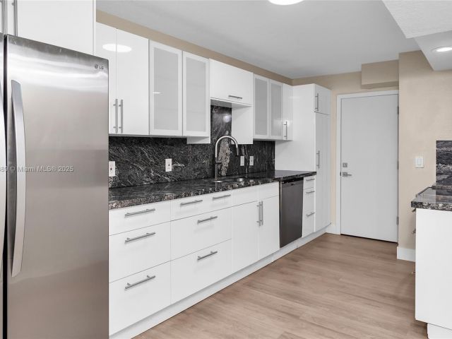 Apartment for sale  Unit #1004 - photo 6084702