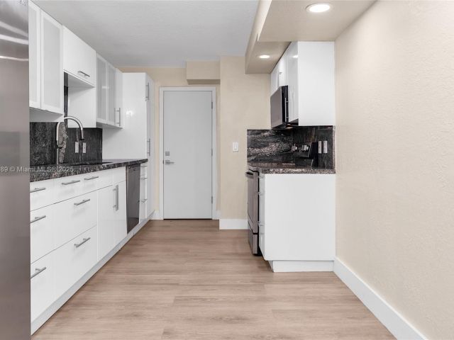 Apartment for sale  Unit #1004 - photo 6084704