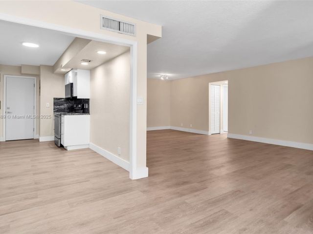 Apartment for sale  Unit #1004 - photo 6084705