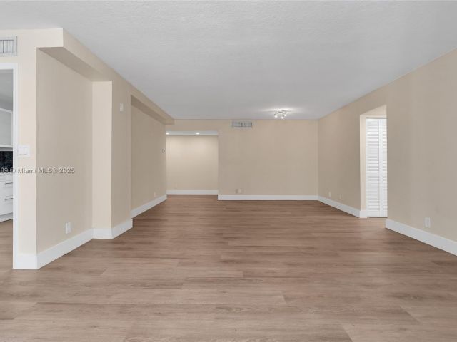 Apartment for sale  Unit #1004 - photo 6084708