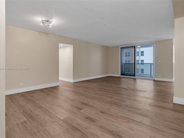 Apartment for sale  Unit #1004 - photo 6084713