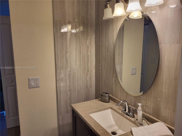 Apartment for rent  Unit #1002 - photo 6081091