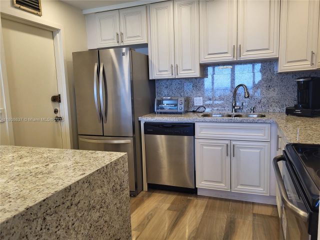 Apartment for rent  Unit #1002 - photo 6081096