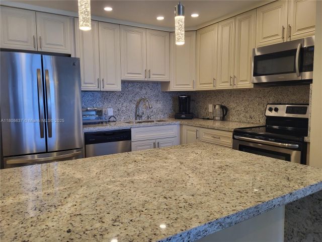 Apartment for rent  Unit #1002 - photo 6081097