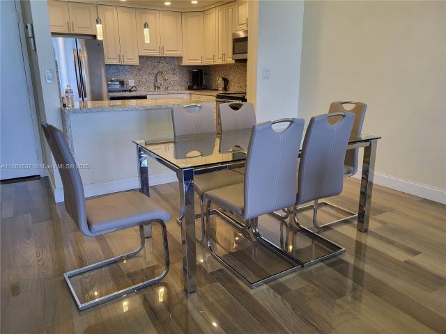 Apartment for rent  Unit #1002 - photo 6081098