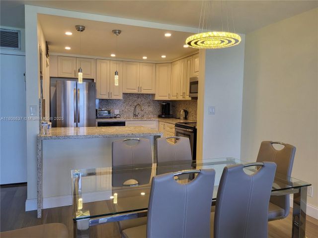 Apartment for rent  Unit #1002 - photo 6081099