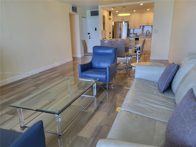 Apartment for rent  Unit #1002 - photo 6081100