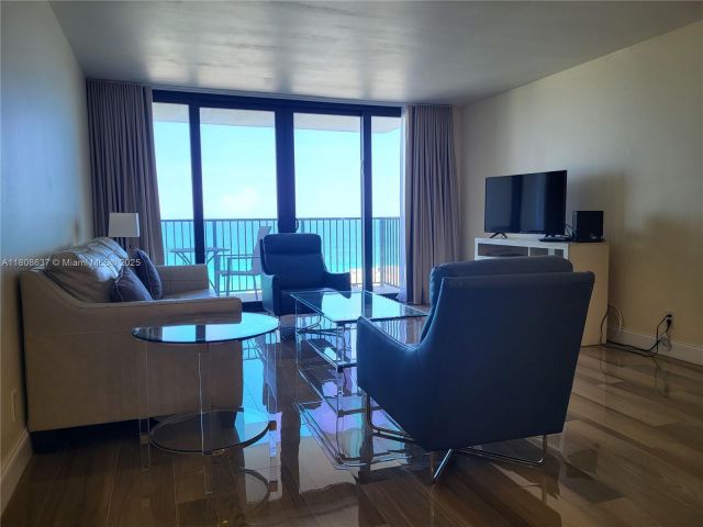 Apartment for rent  Unit #1002 - photo 6081106