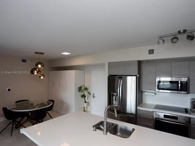2-bedroom condo for sale in Miami - 325 S Biscayne Blvd 1822 - MondialRealty