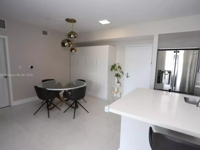 2-bedroom condo for sale in Miami - 325 S Biscayne Blvd 1822 - MondialRealty