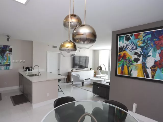 2-bedroom condo for sale in Miami - 325 S Biscayne Blvd 1822 - MondialRealty