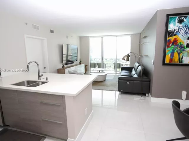 2-bedroom condo for sale in Miami - 325 S Biscayne Blvd 1822 - MondialRealty