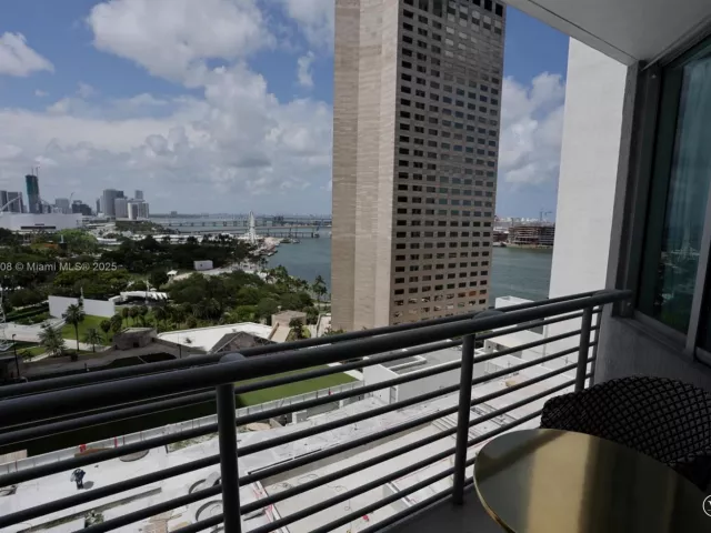 2-bedroom condo for sale in Miami - 325 S Biscayne Blvd 1822 - MondialRealty