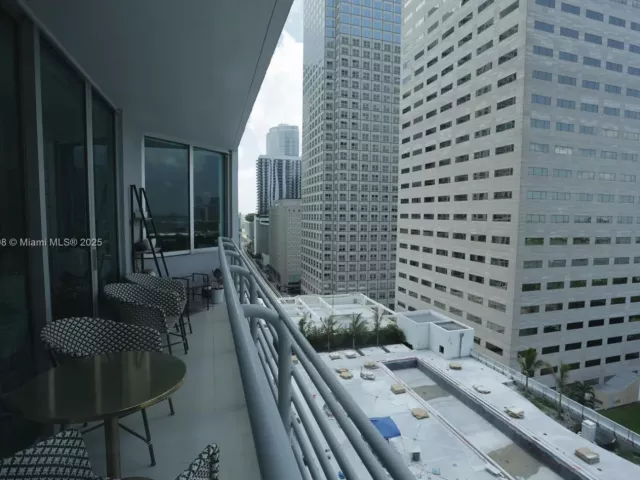 2-bedroom condo for sale in Miami - 325 S Biscayne Blvd 1822 - MondialRealty