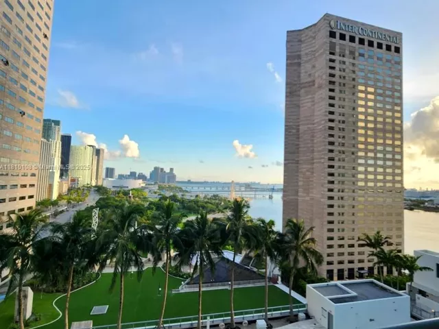 2-bedroom condo for sale in Miami - 325 S Biscayne Blvd 1822 - MondialRealty