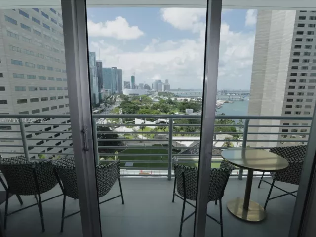 2-bedroom condo for sale in Miami - 325 S Biscayne Blvd 1822 - MondialRealty