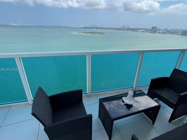 Apartment for sale  Unit #1703 - photo 6081500