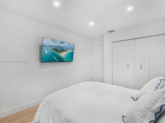 Home for rent at 12325 NE 11th Pl - photo 6079250