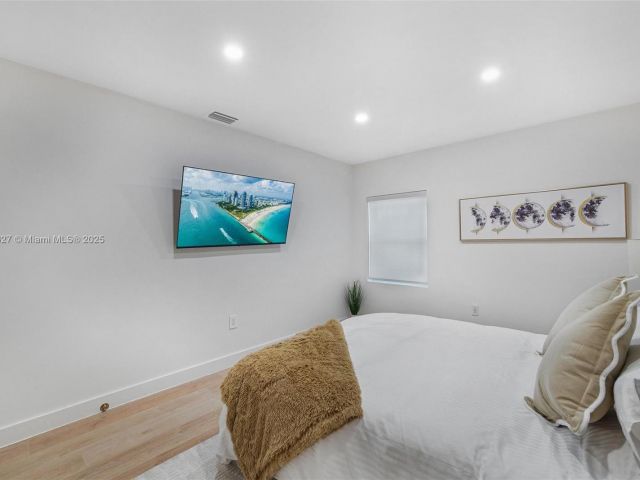 Home for rent at 12325 NE 11th Pl - photo 6079255