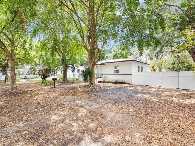 Home for rent at 12325 NE 11th Pl - photo 6079266