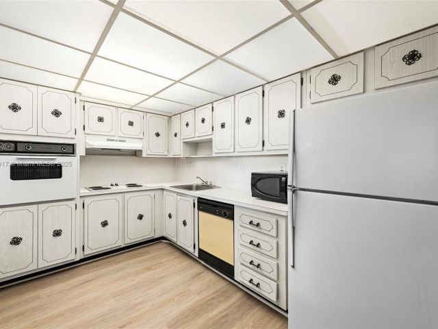 Apartment for sale  Unit #317 - photo 6081301