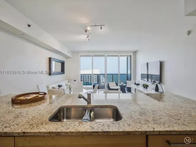 1-bedroom condo for sale in Hallandale Beach - 1830 S Ocean Dr 5009 - MondialRealty