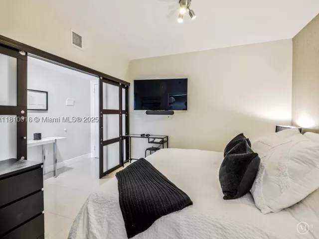 1-bedroom condo for sale in Hallandale Beach - 1830 S Ocean Dr 5009 - MondialRealty