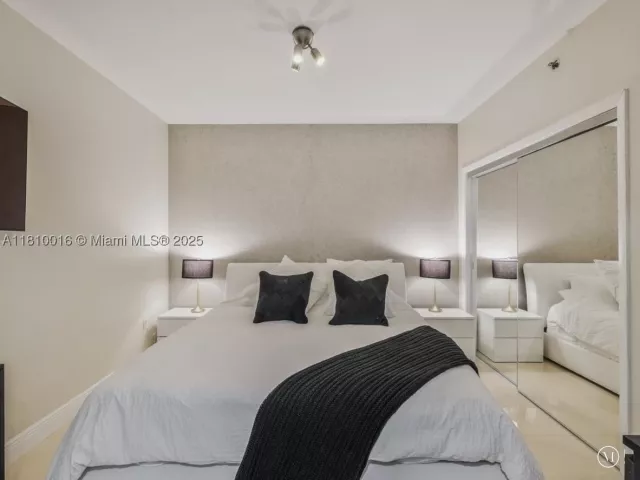 1-bedroom condo for sale in Hallandale Beach - 1830 S Ocean Dr 5009 - MondialRealty