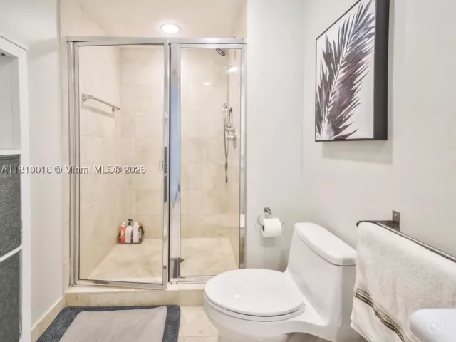 1-bedroom condo for sale in Hallandale Beach - 1830 S Ocean Dr 5009 - MondialRealty