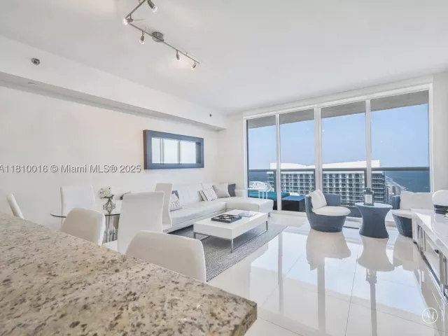 1-bedroom condo for sale in Hallandale Beach - 1830 S Ocean Dr 5009 - MondialRealty