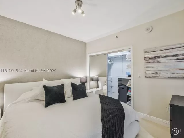1-bedroom condo for sale in Hallandale Beach - 1830 S Ocean Dr 5009 - MondialRealty