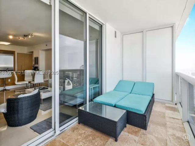 1-bedroom condo for sale in Hallandale Beach - 1830 S Ocean Dr 5009 - MondialRealty