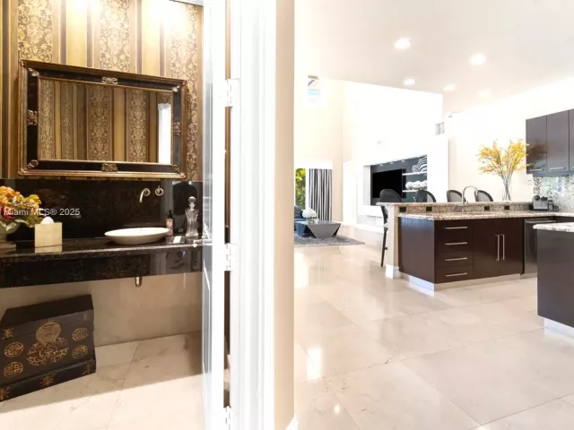 6-bedroom home for sale in Sunny Isles Beach - 275 189th Ter - MondialRealty