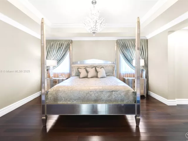 6-bedroom home for sale in Sunny Isles Beach - 275 189th Ter - MondialRealty