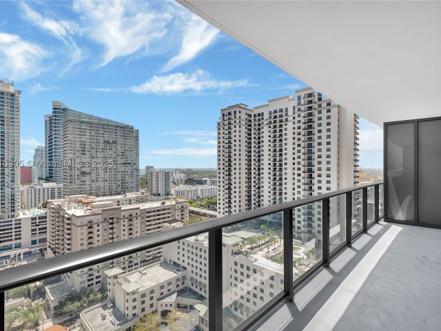 1-bedroom condo for sale in Miami - 45 SW 9th St 2105 - MondialRealty