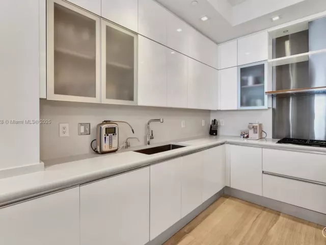 4-bedroom condo for sale in Bal Harbour - 9701 Collins Ave 2403S - MondialRealty