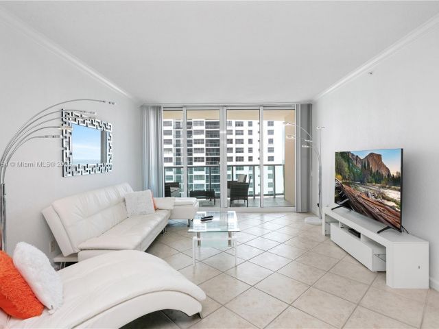 1-bedroom condo for rent in Hollywood - 2501 S Ocean Dr 1008 - MondialRealty