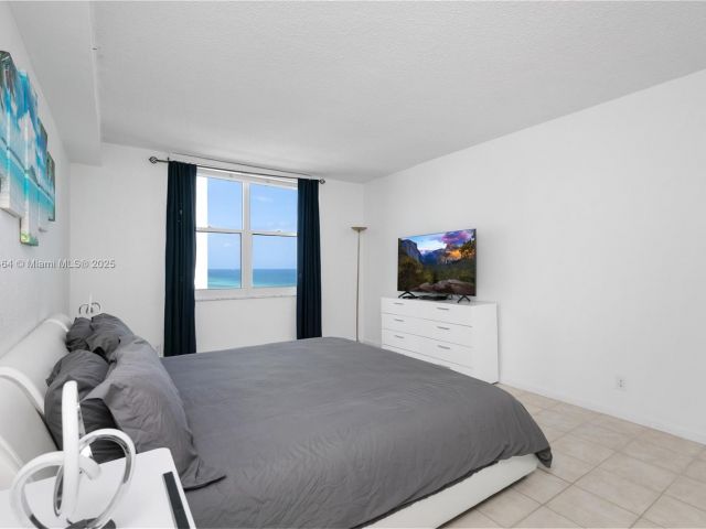 1-bedroom condo for rent in Hollywood - 2501 S Ocean Dr 1008 - MondialRealty