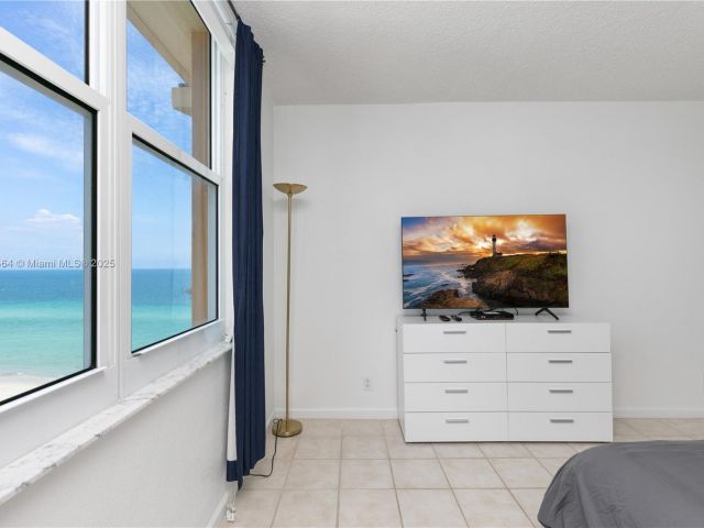 1-bedroom condo for rent in Hollywood - 2501 S Ocean Dr 1008 - MondialRealty