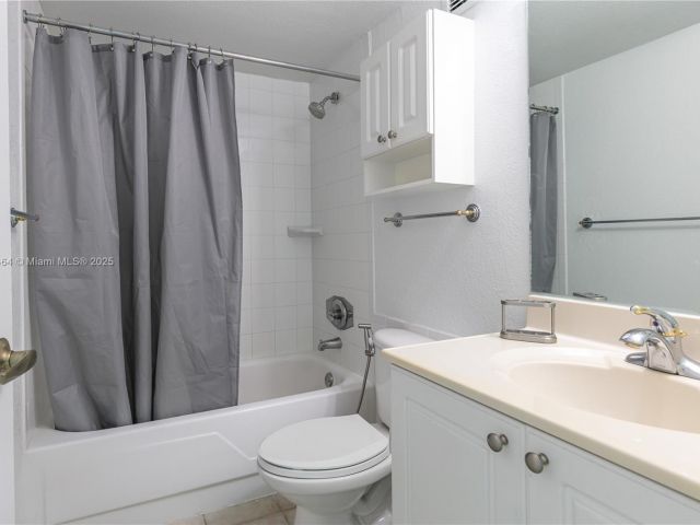 1-bedroom condo for rent in Hollywood - 2501 S Ocean Dr 1008 - MondialRealty