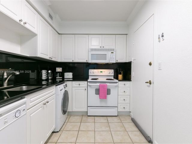 1-bedroom condo for rent in Hollywood - 2501 S Ocean Dr 1008 - MondialRealty