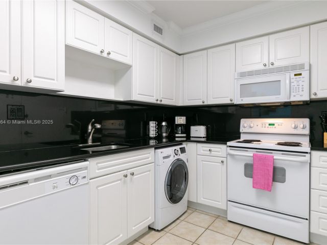 1-bedroom condo for rent in Hollywood - 2501 S Ocean Dr 1008 - MondialRealty