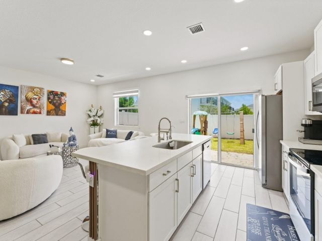 Home for sale at 1676 SE 8th Ave - photo 6127852