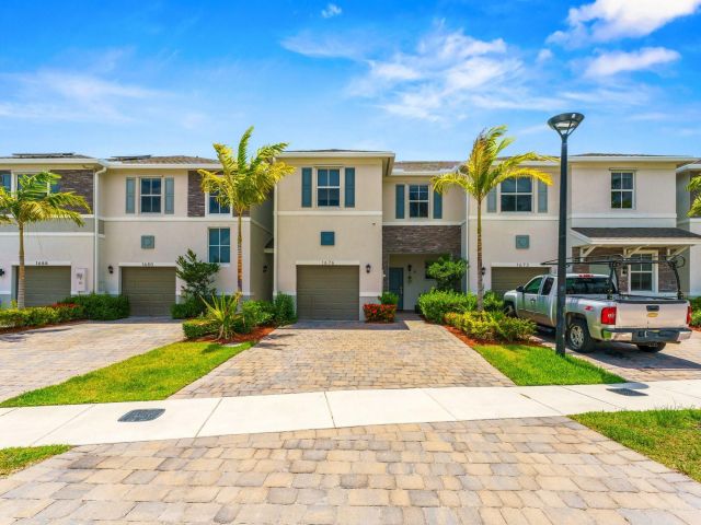 Home for sale at 1676 SE 8th Ave - photo 6127856