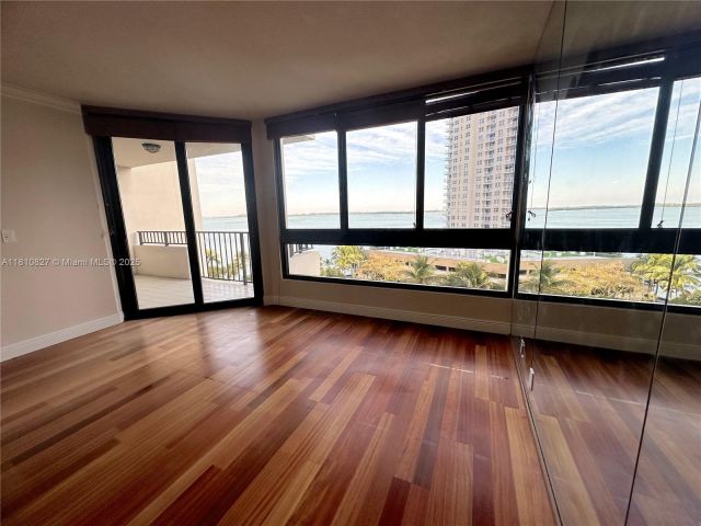 1-bedroom condo for sale in Miami - 520 Brickell Key Dr A811 - MondialRealty