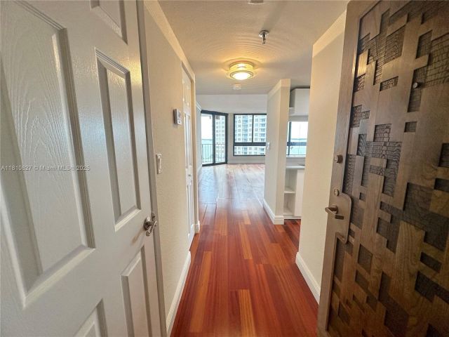 1-bedroom condo for sale in Miami - 520 Brickell Key Dr A811 - MondialRealty