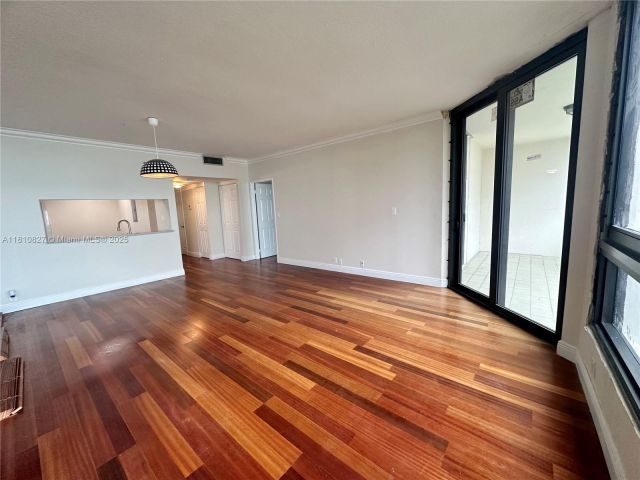 1-bedroom condo for sale in Miami - 520 Brickell Key Dr A811 - MondialRealty